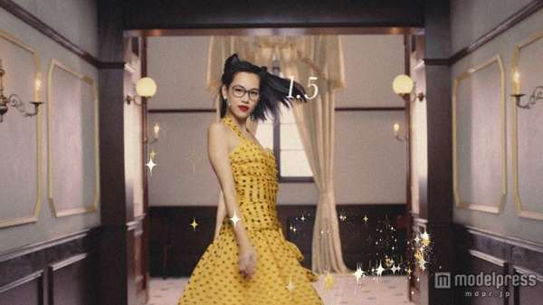 水原希子、キュートなダンス＆“ハートの魔法”でハッピーオーラ全開