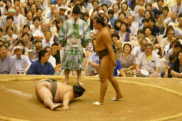 まるでコント？相撲で技や禁じ手を紹介する「しょっきり」がオモシロイ