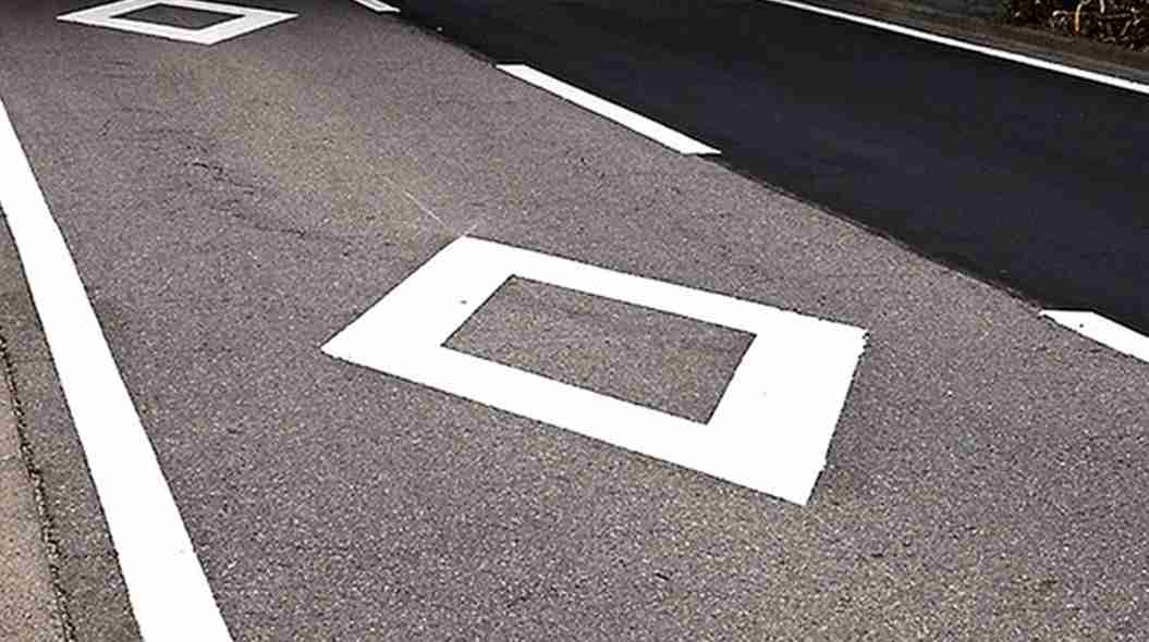 70%のドライバーが知らない!?「ひし型の道路標示」の意味とは…