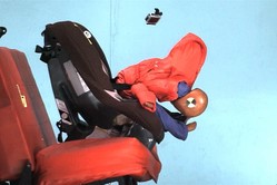 子供にコートを着せたままチャイルドシートに乗せると危険！