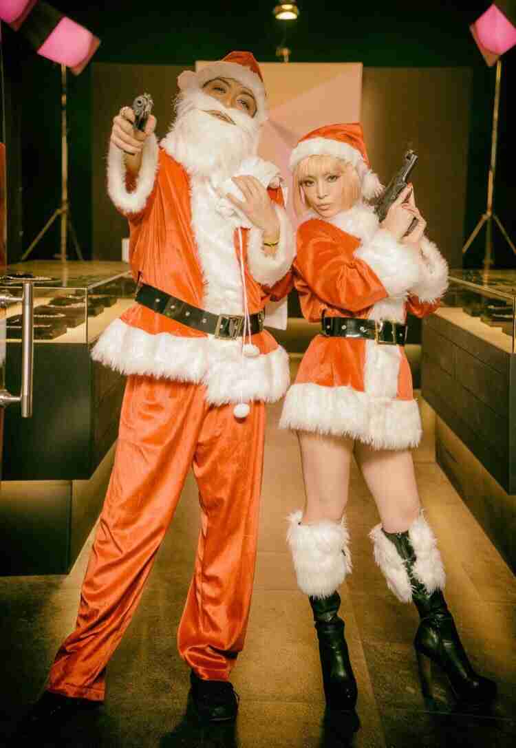 浜崎あゆみが胸の谷間&美脚をあらわにした写真がセクシーすぎると話題に「色っぽすぎ!」