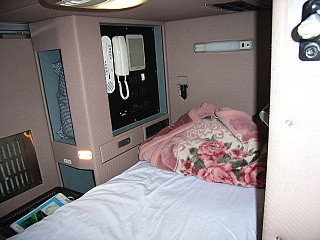 酷い！長距離深夜バスの運転手の仮眠室が走る棺桶のよう！と話題に