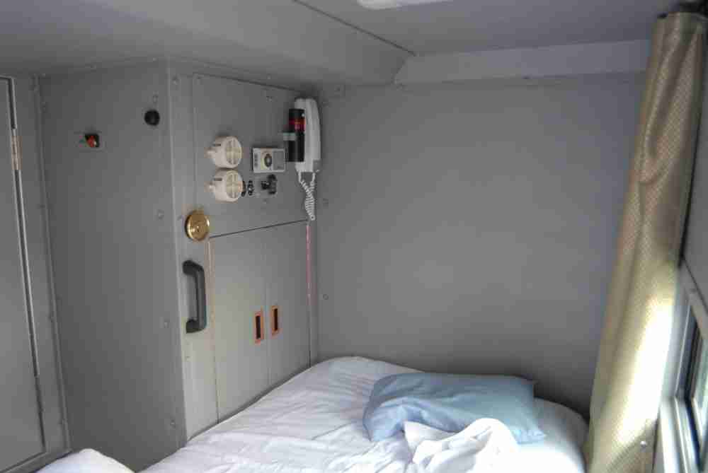 酷い！長距離深夜バスの運転手の仮眠室が走る棺桶のよう！と話題に