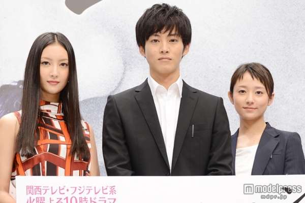 菜々緒と加藤諒 『怪盗 山猫』オフショットに「顔の大きさが!」