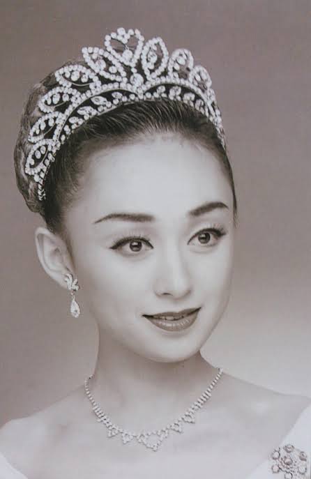 宝塚の煌びやかなヘアメイク、衣装の画像を下さい！