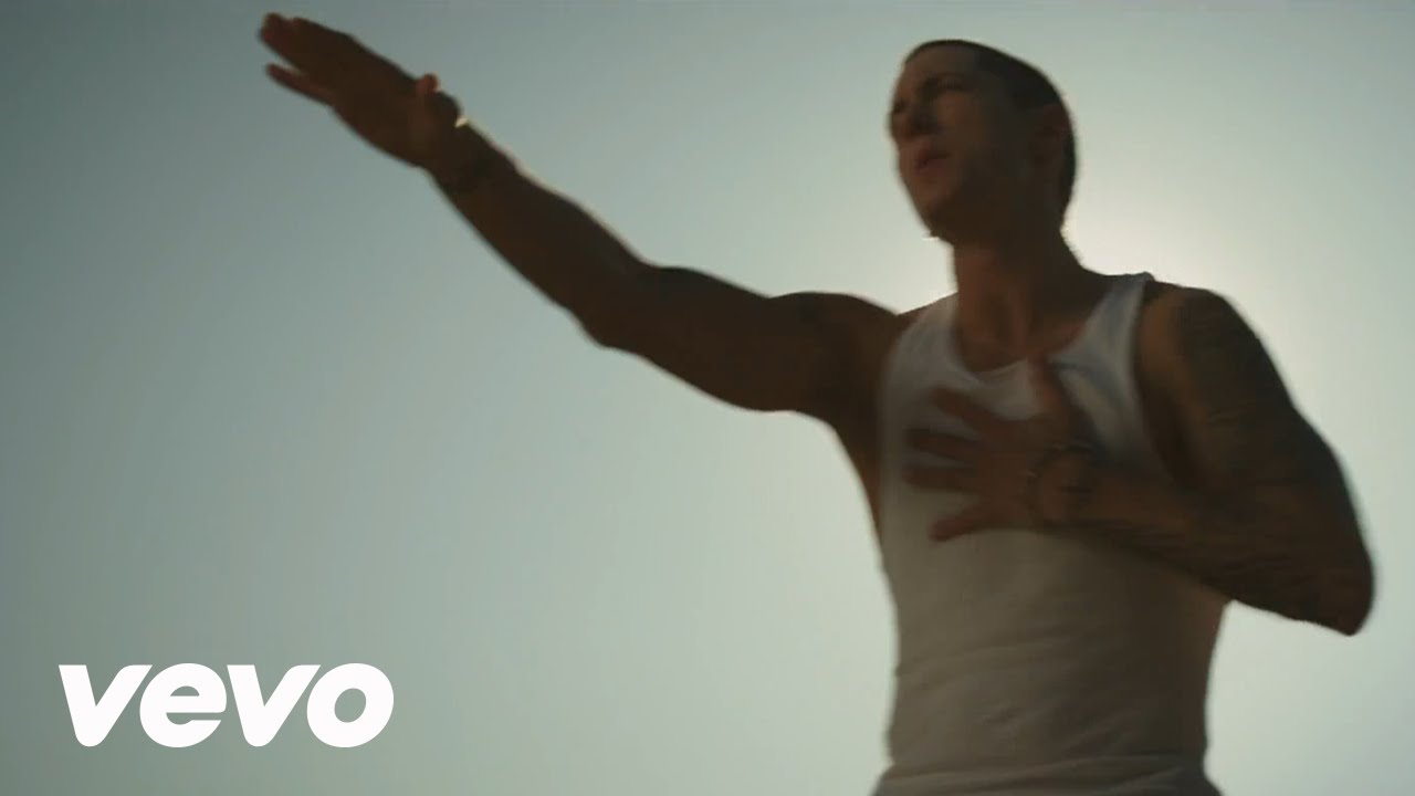 Eminem - Love The Way You Lie ft. Rihanna - YouTube
