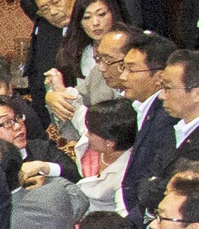 甘利明経済再生相が辞任を表明