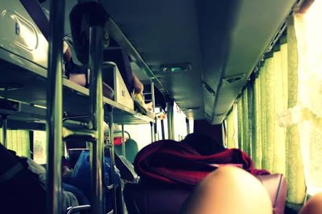 酷い！長距離深夜バスの運転手の仮眠室が走る棺桶のよう！と話題に