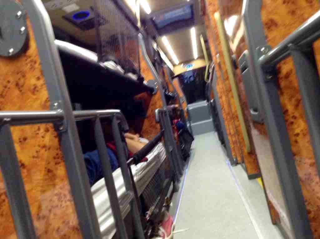 酷い！長距離深夜バスの運転手の仮眠室が走る棺桶のよう！と話題に