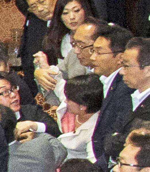 【安保採決】自民大沼瑞穂議員が民主津田弥太郎議員に引き倒されてるシーンが酷い（動画有）