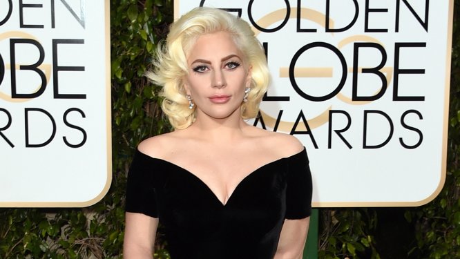 ざわちん、ゴールデン・グローブ賞授賞式にレディー・ガガのものまねメイクで出席