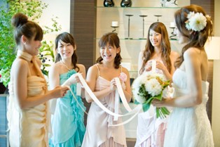 まわりに置いて行かれる気がする…女子が無性に「結婚したい」と思う瞬間