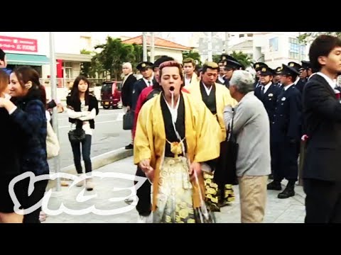 パンチパーマにキャバ嬢ヘアー！ド派手な沖縄の成人式 - Booze, Cars and Mullets: Okinawa's Insane Coming of Age Party - YouTube