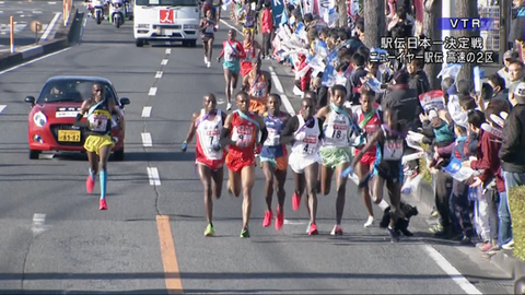 ニューイヤー駅伝 沿道からペットの犬が飛び出し選手が転倒