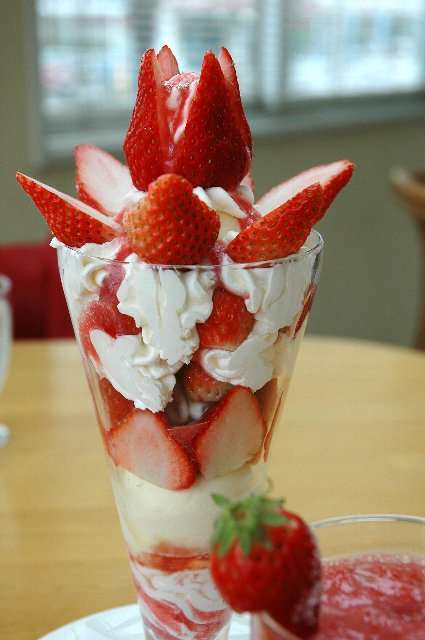 生クリームたっぷりスイーツ 画像