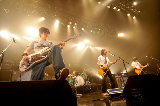 好きなアーティストのLIVE中の画像を貼るトピ