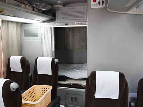 酷い！長距離深夜バスの運転手の仮眠室が走る棺桶のよう！と話題に