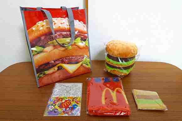 『マクドナルド』の福袋（3000円）の中身、まさかの食事無料券なし、ぬりえ等のグッズが5点