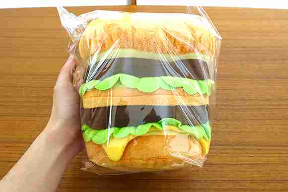 『マクドナルド』の福袋(3000円)の中身、まさかの食事無料券なし、ぬりえ等のグッズが5点