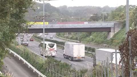 橋の上から高速の車50台に生卵500個投げた疑い　高校生逮捕