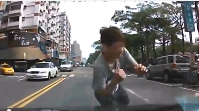 「スマホ弁償を」自転車の『当たり屋』被害続発、熊本県警が注意呼び掛け