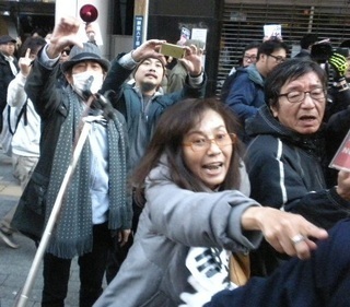香山リカ氏がデモ団体に「レイシスト帰れ！」 中指を突き立てる姿も