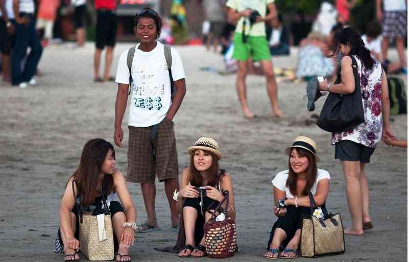 Japanese Women Travel to Bali for Sex with Local Beach Boys 