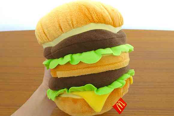 『マクドナルド』の福袋(3000円)の中身、まさかの食事無料券なし、ぬりえ等のグッズが5点