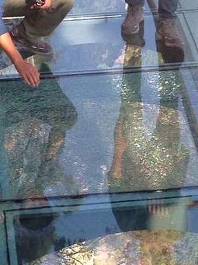 標高1080m、ガラス張りの空中遊歩道に亀裂 中国　写真1枚　国際ニュース：AFPBB News