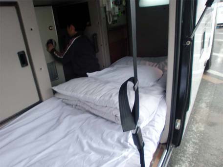 酷い！長距離深夜バスの運転手の仮眠室が走る棺桶のよう！と話題に