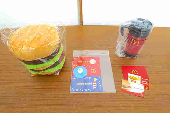 『マクドナルド』の福袋(3000円)の中身、まさかの食事無料券なし、ぬりえ等のグッズが5点