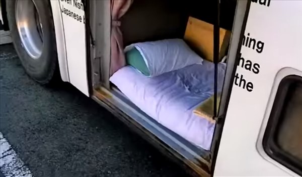 酷い！長距離深夜バスの運転手の仮眠室が走る棺桶のよう！と話題に