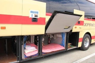 酷い！長距離深夜バスの運転手の仮眠室が走る棺桶のよう！と話題に