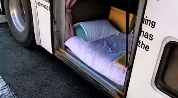 酷い！長距離深夜バスの運転手の仮眠室が走る棺桶のよう！と話題に - BUZZNET｜おもしろネタニュースまとめ