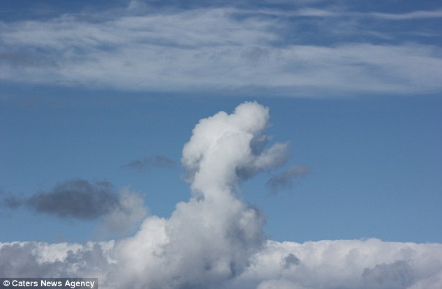 こ、これは!?雲の上をあるく巨大なヒトガタ物体が飛行機内から目撃される