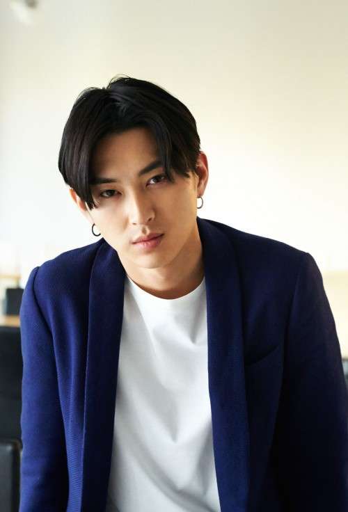 松田翔太、上半身裸の自撮りにファン興奮「イケメンすぎ」「色気ぷんぷん」