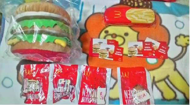 『マクドナルド』の福袋(3000円)の中身、まさかの食事無料券なし、ぬりえ等のグッズが5点
