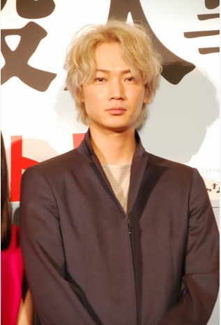 綾野剛の金髪姿に反響 ワンオクTaka＆RAD野田がバースデー祝福