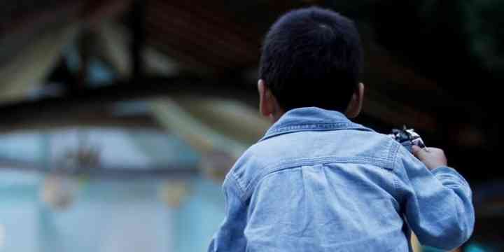 深夜のファミレスに「3歳くらいの幼児」を連れ出す親…法的な問題はあるの?