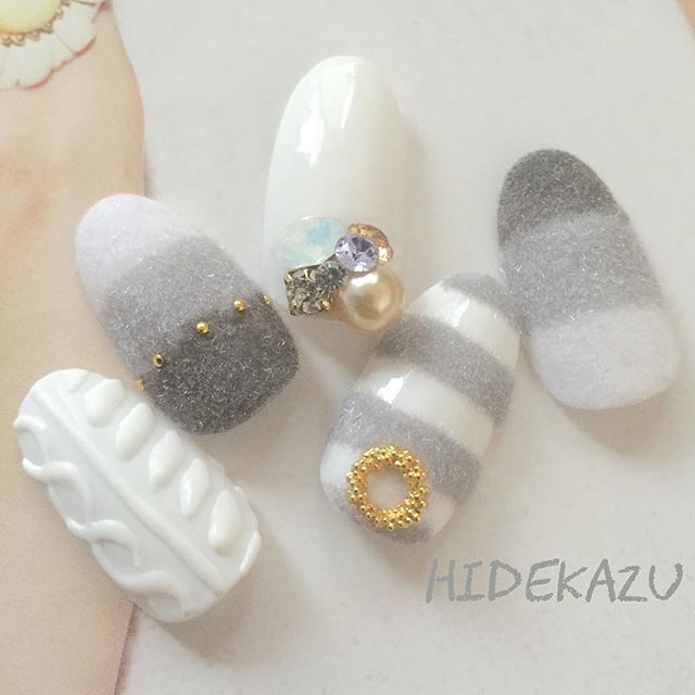 素敵なデザインのネイルを貼るトピ