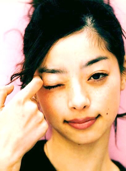 離れ目気味の人集まれ〜！