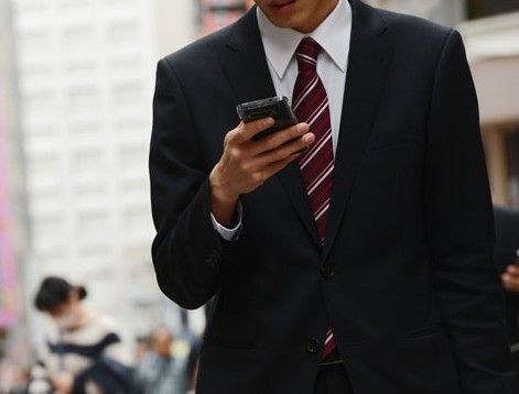 【恐喝被害】「歩きスマホ」に盗撮と言いがかり →現金を脅し取られる事件が発生！