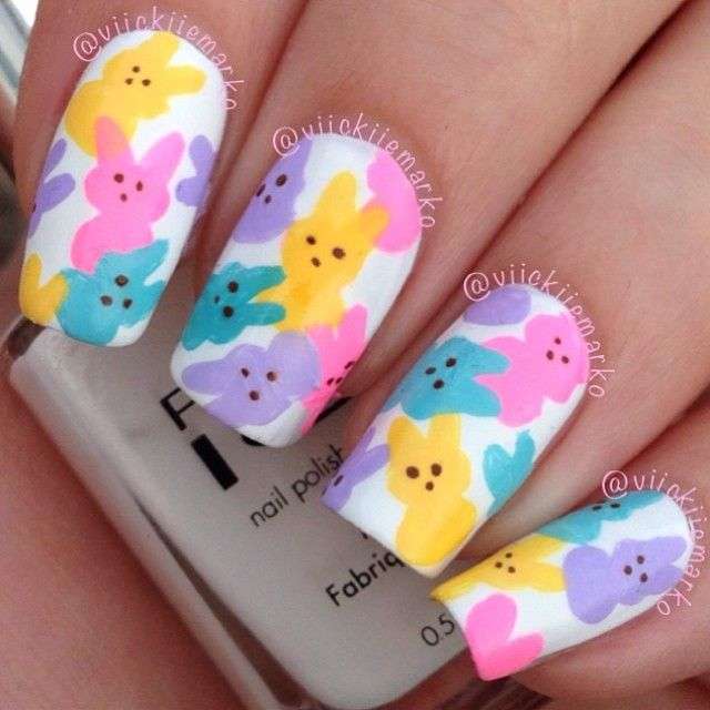 素敵なデザインのネイルを貼るトピ