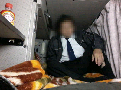 酷い！長距離深夜バスの運転手の仮眠室が走る棺桶のよう！と話題に