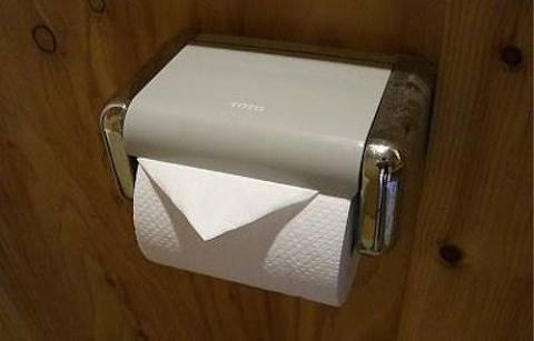 トイレットペーパーが三角折になっています