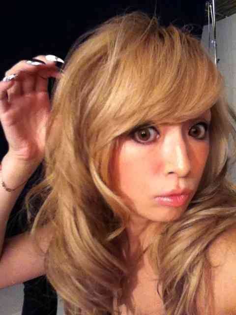 浜崎あゆみがスタイル抜群のビキニ姿の写真を投稿して話題に「夫婦揃ってナイスバディすぎる」