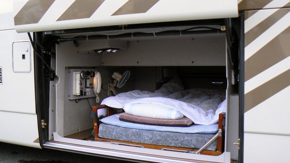 酷い！長距離深夜バスの運転手の仮眠室が走る棺桶のよう！と話題に