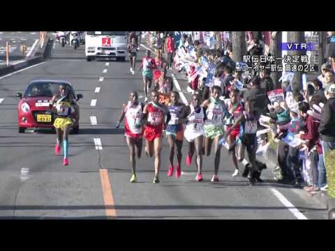 【初笑い】駅伝 沿道からペットの犬が飛び出し選手が転倒 - YouTube