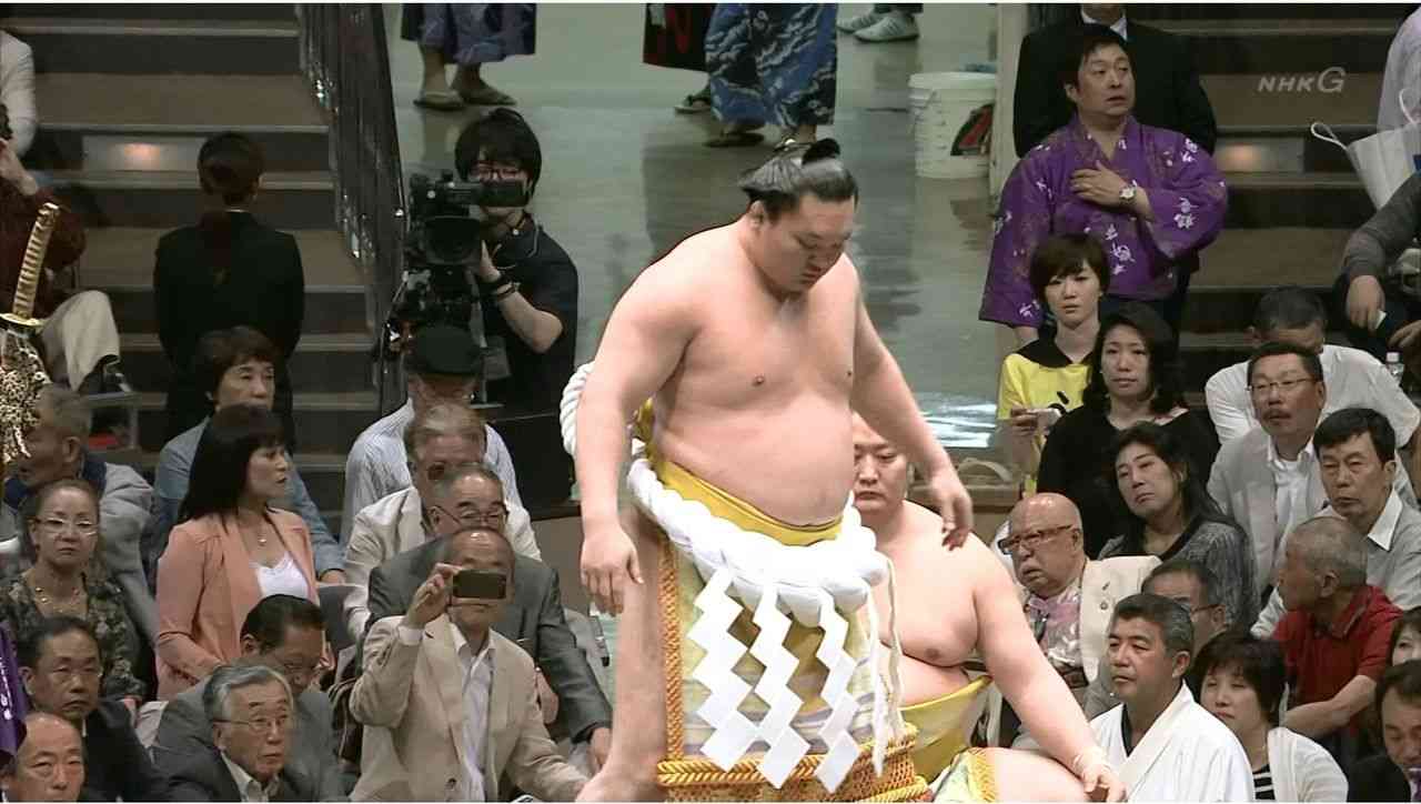 秋元才加が大島優子、田名部生来と相撲観戦 テレビに映りこむ
