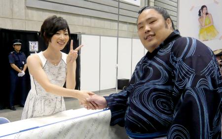 秋元才加が大島優子、田名部生来と相撲観戦 テレビに映りこむ